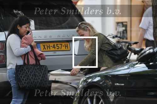 Amsterdam 12 september 2019
Gigi Ravelli met kindje en aupair op de cornelis schuytstraat.