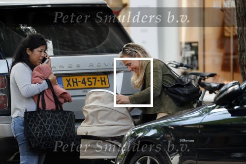Amsterdam 12 september 2019
Gigi Ravelli met kindje en aupair op de cornelis schuytstraat.