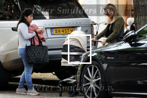 Amsterdam 12 september 2019
Gigi Ravelli met kindje en aupair op de cornelis schuytstraat.