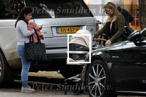 Amsterdam 12 september 2019
Gigi Ravelli met kindje en aupair op de cornelis schuytstraat.