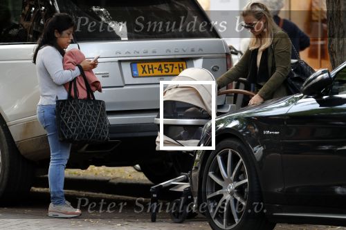 Amsterdam 12 september 2019
Gigi Ravelli met kindje en aupair op de cornelis schuytstraat.