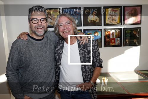 Amsterdam 12 september 2019
Govert de Roos en Rens Benerink hebben in de jaren â€™70 en â€˜80 samen honderden platenhoezen gemaakt. Deze hangen nu in hotel Americain. Govert met William Rutten