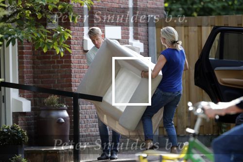 Den Haag 14 september 2019
Jack de Vries zijn nieuwe vriendin Emily Maas trekt bij hem in . Vandaag bracht ze haar spullen naar Jack zijn huis.