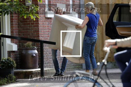 Den Haag 14 september 2019
Jack de Vries zijn nieuwe vriendin Emily Maas trekt bij hem in . Vandaag bracht ze haar spullen naar Jack zijn huis.