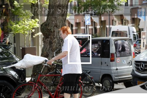 Amsterdam 29 augustus 2019
Jan Aarntzen haalt op zijn rode fiets bloemen