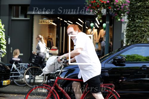Amsterdam 29 augustus 2019
Jan Aarntzen haalt op zijn rode fiets bloemen