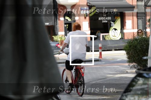 Amsterdam 29 augustus 2019
Jan Aarntzen haalt op zijn rode fiets bloemen