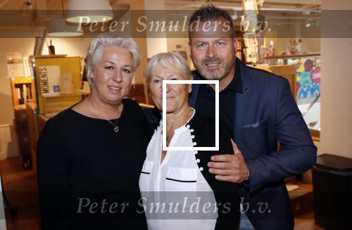Amsterdam 27 september 2019
Boekpresentatie van Koos Alberts geschreven door zijn dochter Christa Krommenhoek. Presentatie is bij Scheltema. Joke Alberts met zoon Dave en dochter Christa