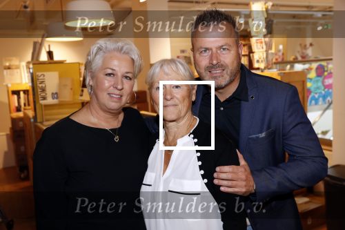 Amsterdam 27 september 2019
Boekpresentatie van Koos Alberts geschreven door zijn dochter Christa Krommenhoek. Presentatie is bij Scheltema. Joke Alberts met zoon Dave en dochter Christa