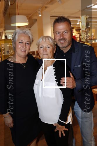 Amsterdam 27 september 2019
Boekpresentatie van Koos Alberts geschreven door zijn dochter Christa Krommenhoek. Presentatie is bij Scheltema. Joke Alberts met zoon Dave en dochter Christa