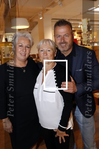 Amsterdam 27 september 2019
Boekpresentatie van Koos Alberts geschreven door zijn dochter Christa Krommenhoek. Presentatie is bij Scheltema. Joke Alberts met zoon Dave en dochter Christa