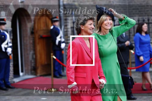 Den Haag 17 september 2019
Prinsjesdag 2019 op het binnenhof.
- Minister Kajsa Ollongren van Binnenlandse Zaken en Koninkrijksrelaties met haar echtgenote Irene van den Brekel