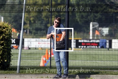 de Meern 31 augustus 2019
Martijn Krabbe bellend bij voetbal van zijn dochter Michelle.