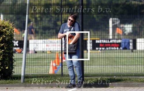 de Meern 31 augustus 2019
Martijn Krabbe bellend bij voetbal van zijn dochter Michelle.
