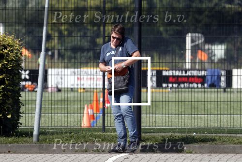 de Meern 31 augustus 2019
Martijn Krabbe bellend bij voetbal van zijn dochter Michelle.