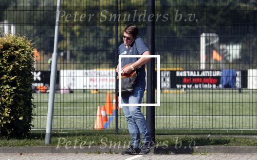 de Meern 31 augustus 2019
Martijn Krabbe bellend bij voetbal van zijn dochter Michelle.
