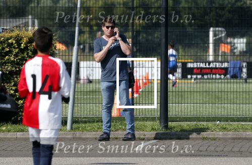 de Meern 31 augustus 2019
Martijn Krabbe bellend bij voetbal van zijn dochter Michelle.