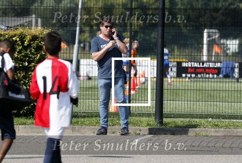 de Meern 31 augustus 2019
Martijn Krabbe bellend bij voetbal van zijn dochter Michelle.