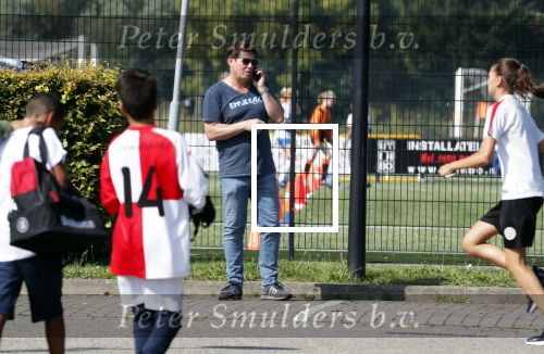 de Meern 31 augustus 2019
Martijn Krabbe bellend bij voetbal van zijn dochter Michelle.