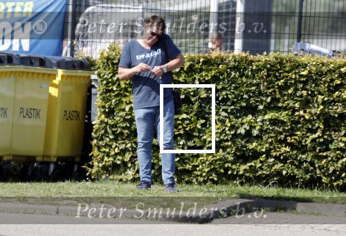 de Meern 31 augustus 2019
Martijn Krabbe bellend bij voetbal van zijn dochter Michelle.