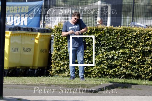 de Meern 31 augustus 2019
Martijn Krabbe bellend bij voetbal van zijn dochter Michelle.