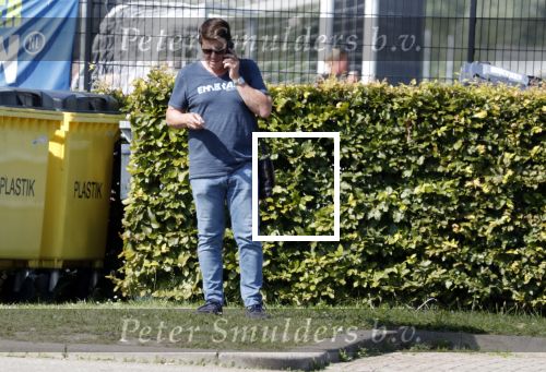 de Meern 31 augustus 2019
Martijn Krabbe bellend bij voetbal van zijn dochter Michelle.