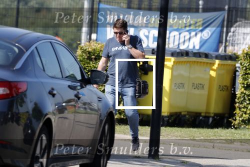 de Meern 31 augustus 2019
Martijn Krabbe bellend bij voetbal van zijn dochter Michelle.