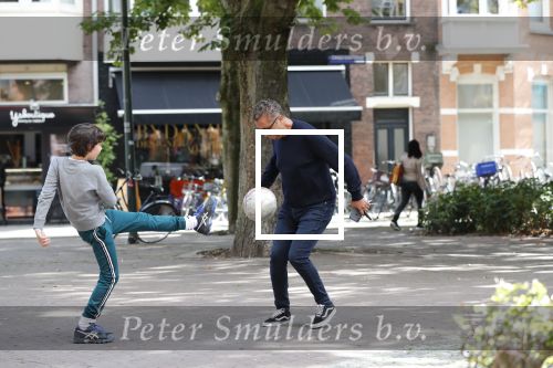 Amsterdam 19 september 2019
Mustapha Nakhli  voetbalt met kinderen op stfraat in Amsterdam zuid.