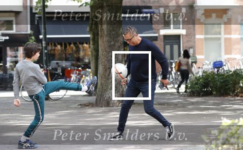 Amsterdam 19 september 2019
Mustapha Nakhli  voetbalt met kinderen op stfraat in Amsterdam zuid.