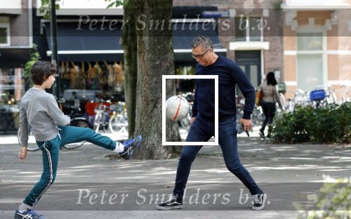 Amsterdam 19 september 2019
Mustapha Nakhli  voetbalt met kinderen op stfraat in Amsterdam zuid.
