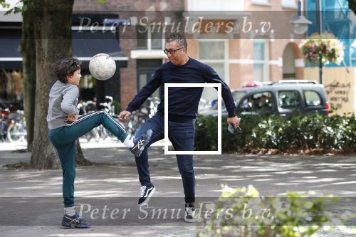 Amsterdam 19 september 2019
Mustapha Nakhli  voetbalt met kinderen op stfraat in Amsterdam zuid.