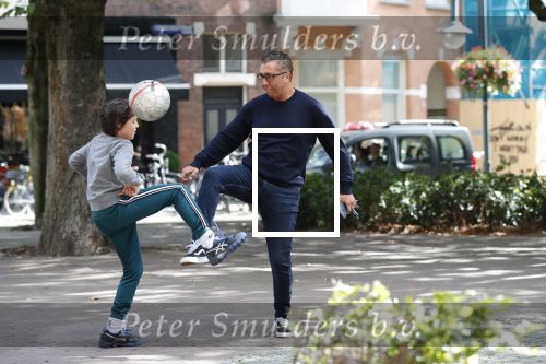 Amsterdam 19 september 2019
Mustapha Nakhli  voetbalt met kinderen op stfraat in Amsterdam zuid.