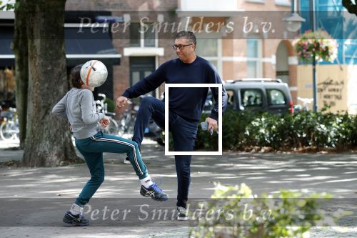 Amsterdam 19 september 2019
Mustapha Nakhli  voetbalt met kinderen op stfraat in Amsterdam zuid.
