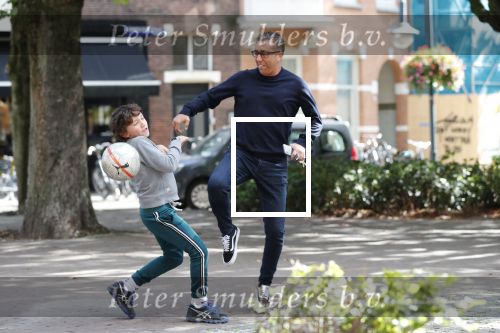 Amsterdam 19 september 2019
Mustapha Nakhli  voetbalt met kinderen op stfraat in Amsterdam zuid.