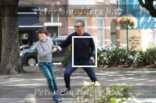 Amsterdam 19 september 2019
Mustapha Nakhli  voetbalt met kinderen op stfraat in Amsterdam zuid.