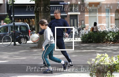 Amsterdam 19 september 2019
Mustapha Nakhli  voetbalt met kinderen op stfraat in Amsterdam zuid.