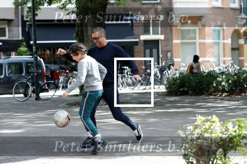 Amsterdam 19 september 2019
Mustapha Nakhli  voetbalt met kinderen op stfraat in Amsterdam zuid.