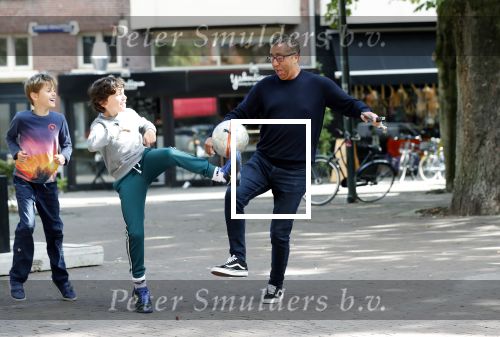 Amsterdam 19 september 2019
Mustapha Nakhli  voetbalt met kinderen op stfraat in Amsterdam zuid.