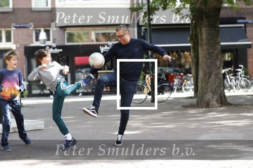 Amsterdam 19 september 2019
Mustapha Nakhli  voetbalt met kinderen op stfraat in Amsterdam zuid.