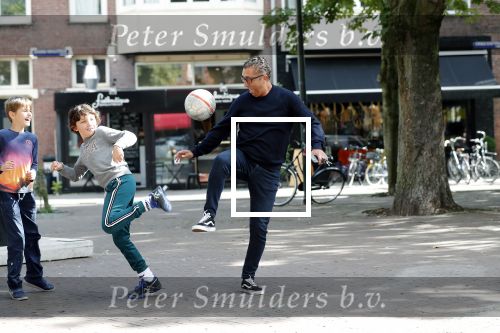 Amsterdam 19 september 2019
Mustapha Nakhli  voetbalt met kinderen op stfraat in Amsterdam zuid.