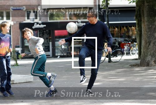 Amsterdam 19 september 2019
Mustapha Nakhli  voetbalt met kinderen op stfraat in Amsterdam zuid.
