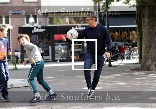 Amsterdam 19 september 2019
Mustapha Nakhli  voetbalt met kinderen op stfraat in Amsterdam zuid.