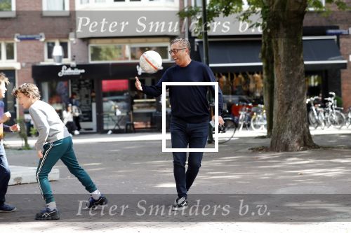 Amsterdam 19 september 2019
Mustapha Nakhli  voetbalt met kinderen op stfraat in Amsterdam zuid.