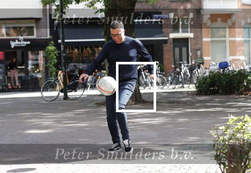 Amsterdam 19 september 2019
Mustapha Nakhli  voetbalt met kinderen op stfraat in Amsterdam zuid.