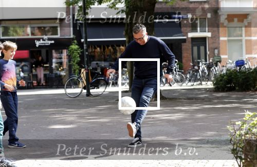 Amsterdam 19 september 2019
Mustapha Nakhli  voetbalt met kinderen op stfraat in Amsterdam zuid.