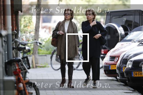 Amsterdam 19 september 2019
Nellie Kroes met een vriendin winkelend met een vriendin in Amsterdam zuid.