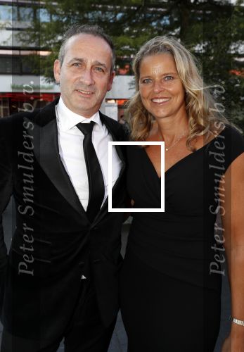Hilversum 2 september 2019
Voetbalgala bij studio 21 . Patrick Smit met zijn vrouw