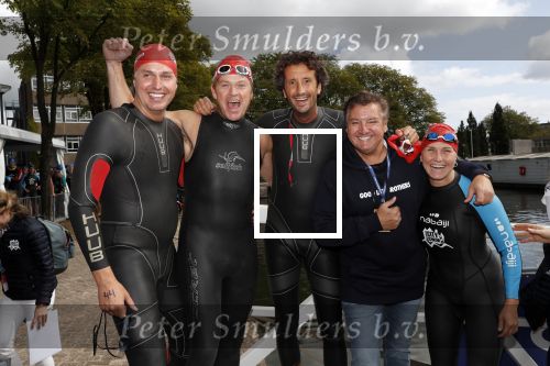 AMSTERDAM 8 september 2019
Amsterdam City Swim voor ALS. Pieter v d Hoogenband met Jan Joost v Gangelen en Beau v Erven Dorens en Rene Froger en Marie Carmen Oudendijk