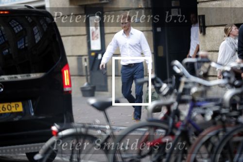 Amsterdam Schiphol 3 september 2019
Prins Harry wordt door busje opgehaald bij Soho house en naar de vip van schiphol gebracht . Nederlandse beveiligers begeleiden hem.