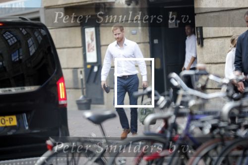 Amsterdam Schiphol 3 september 2019
Prins Harry wordt door busje opgehaald bij Soho house en naar de vip van schiphol gebracht . Nederlandse beveiligers begeleiden hem.
